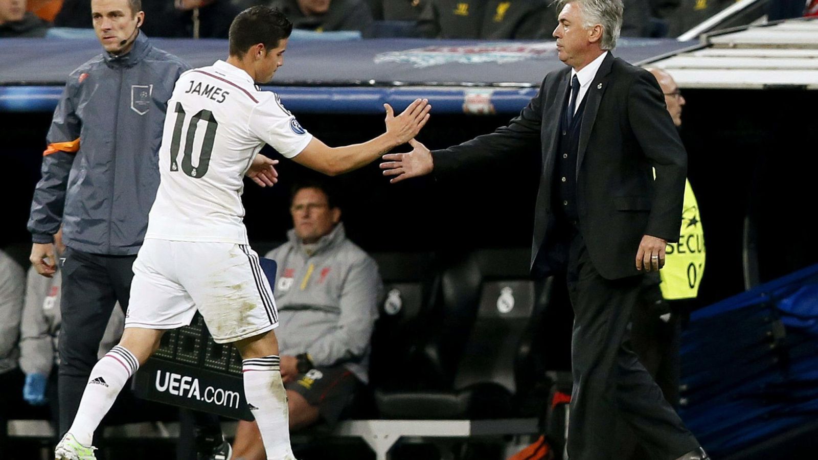 Foto: Carlo Ancelotti saluda a James Rodríguez durante un partido de la Liga de Campeones.