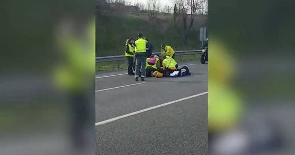 Foto: El conductor, tendido en el suelo, atendido por el servicio médico. (EC)