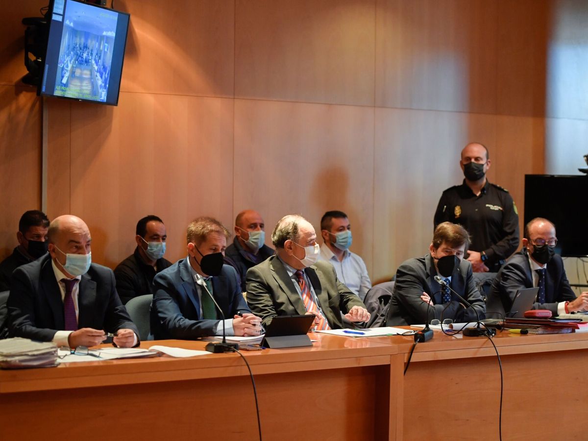 Foto: Las defensas ante los acusados por el crimen del concejal de Javier Ardines. Foto: Efe