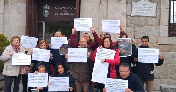 Foto: Vecinos de Guadarrama presentan firmas contra el geriátrico de Vallefresnos.