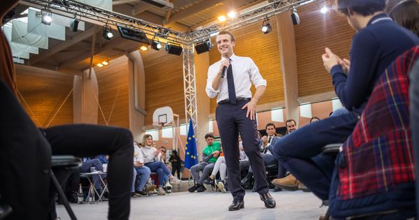 Foto: El presidente francés, Emmanuel Macron (c), participa en un encuentro con jóvenes en Etang-sur-Arroux. (EFE)