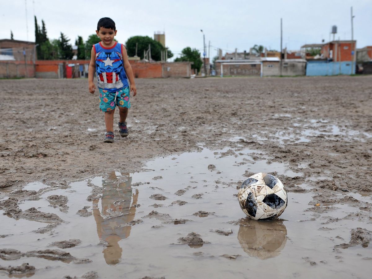 Foto: Niño argentino jugando fútbol. (EFE)