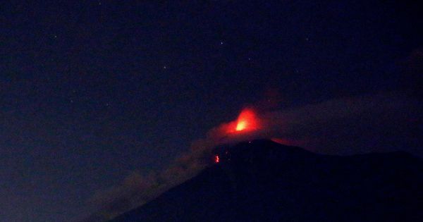 Foto: Momento de la erupción del volcán de Fuego de Guatemala. (EFE)