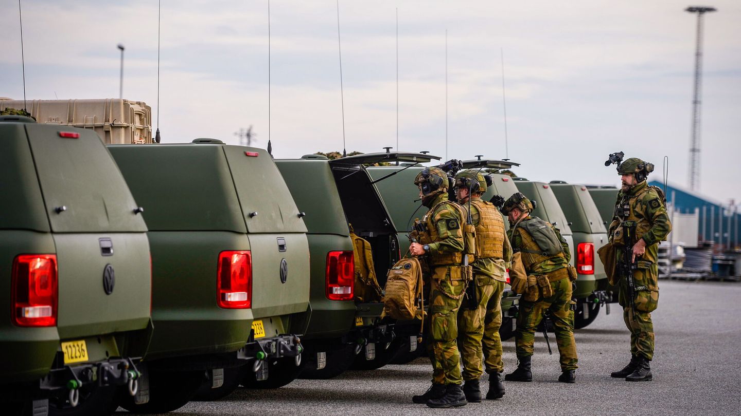 Agentes de la Guardia Nacional desplegados para proteger la planta petrolífera de Karsto (Noruega). (EFE/Carina Johansen)