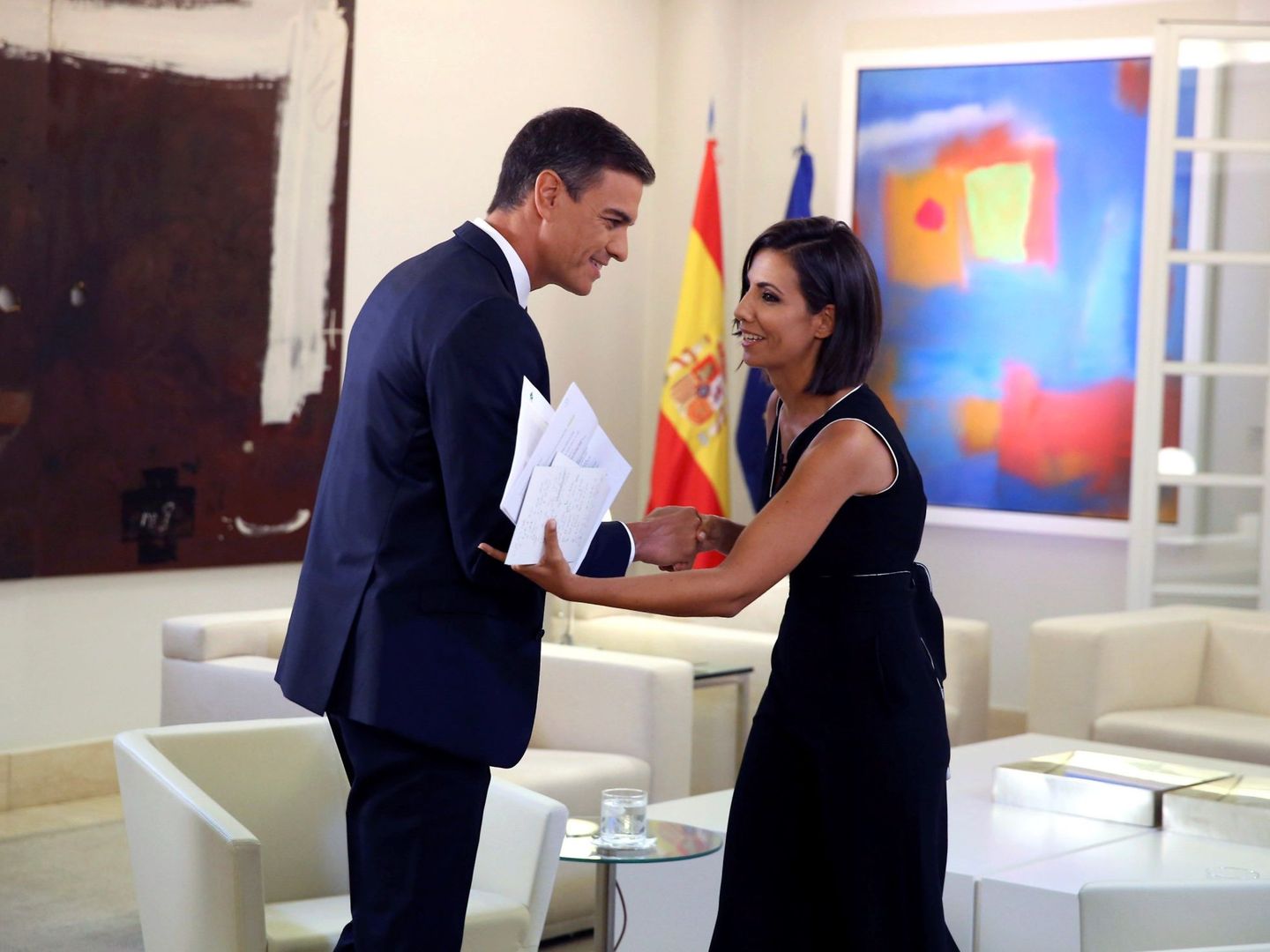 Pedro Sánchez, con Ana Pastor, durante la entrevista este domingo en 'El objetivo', en La Sexta. (Pool Moncloa)