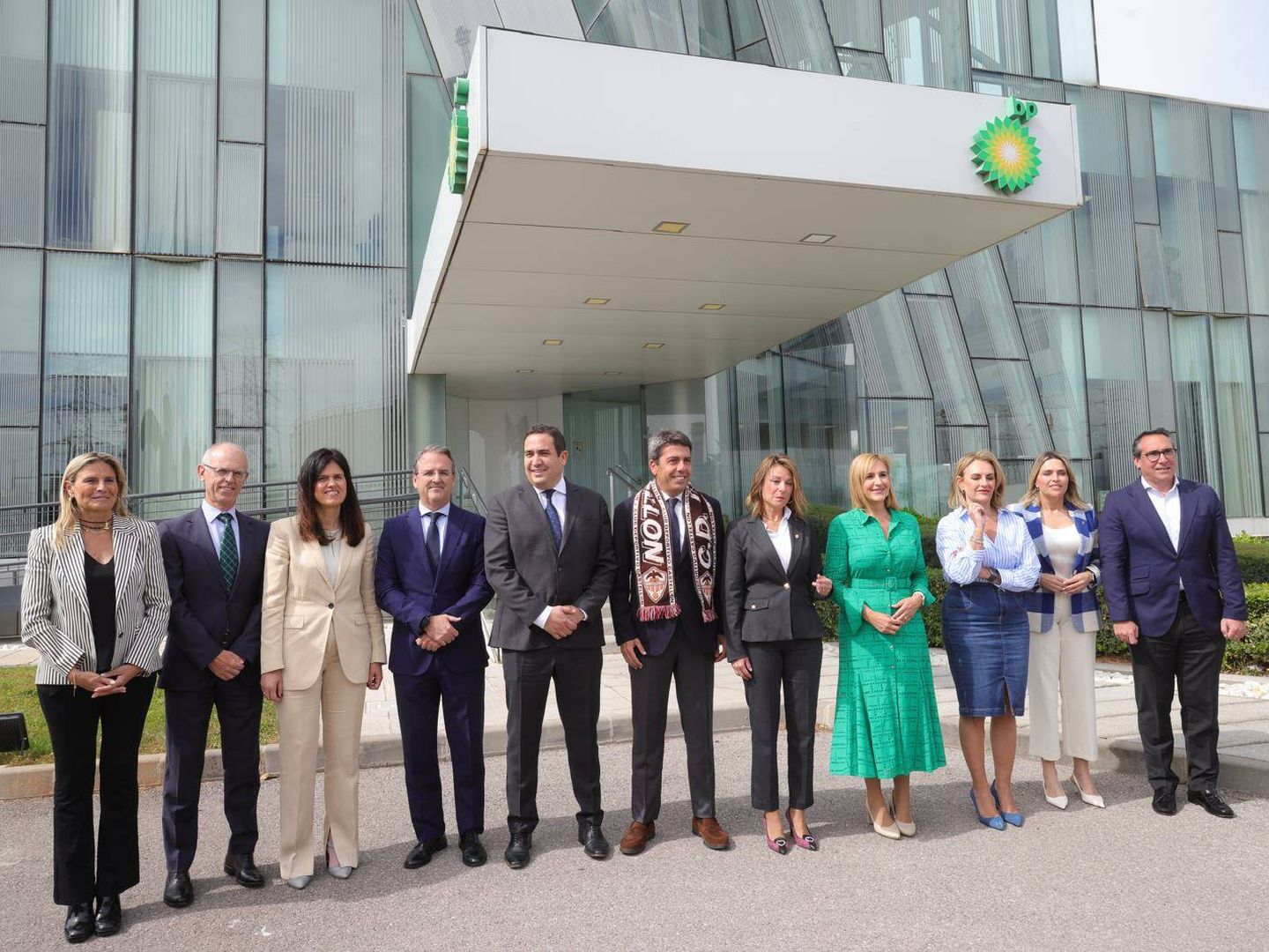 Los responsables de BP España posan junta al presidente de la Generalitat, Carlos Mazón.
