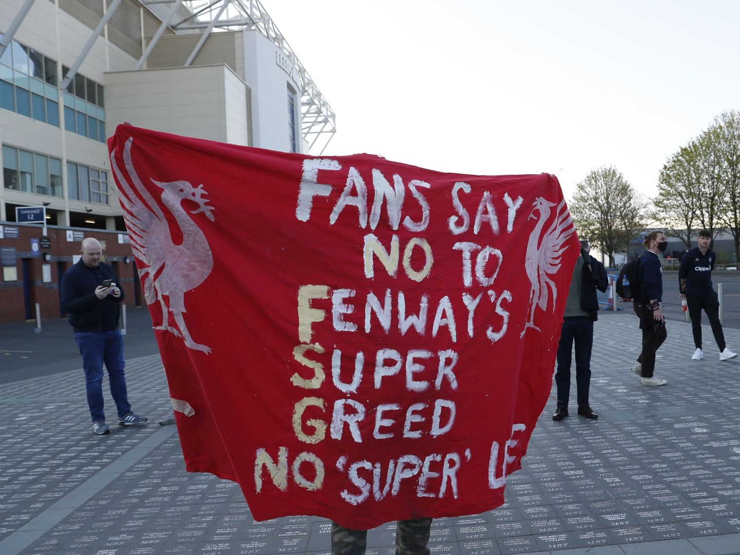 Hinchas del Liverpool protestan contra la Superliga Europea. (Reuters)