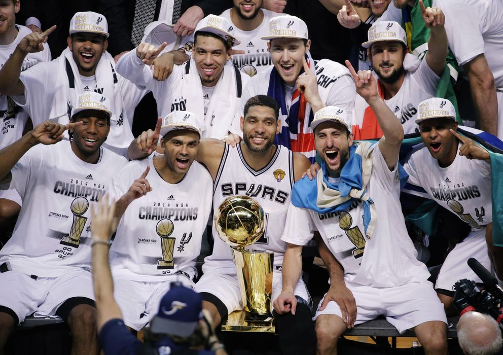 Foto: Los Spurs celebran el título de campeones con Duncan como líder (AP).