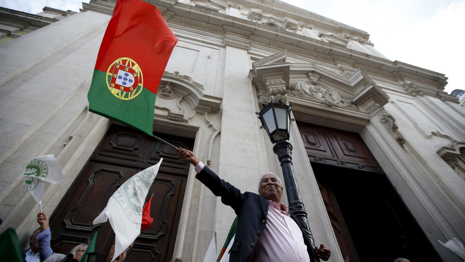 Foto: El líder del PS, Antonio Costa, con una bandera de Portugal durante un mitin electoral en Lisboa, el 2 de octubre de 2015 (Reuters).