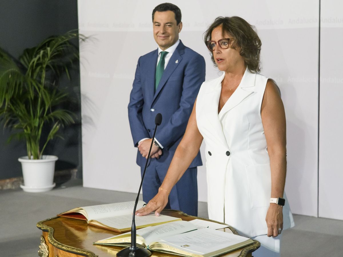 Foto: El acto de toma de posesión de la consejera de Salud y Consumo, Catalina García, presidido por el presidente andaluz, Juanma Moreno. (EFE/Raúl Caro)