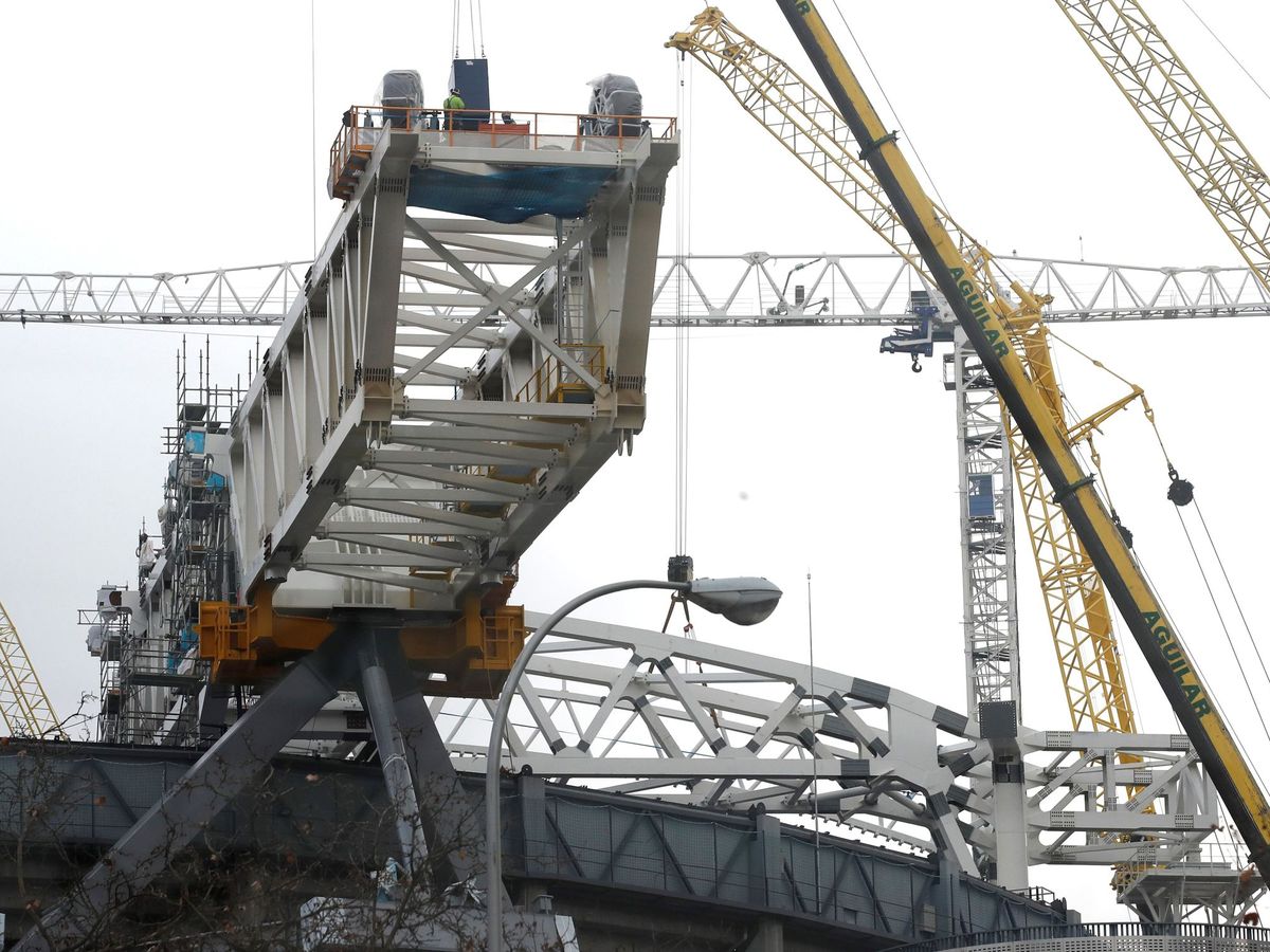 Foto: Obras de remodelación del estadio Santiago Bernabéu. (EFE)