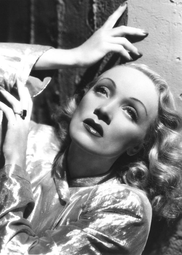 Marlene Dietrich, en una foto publicitaria de estudio. (CP)
