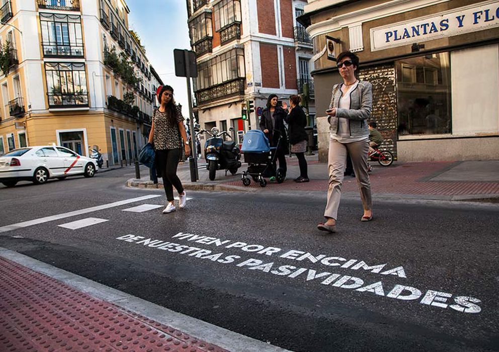 Foto: (Foto: Verso de la micropoetisa Ajo encontrado en las calles de Madrid)