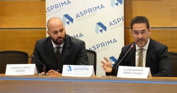 Foto: Juan Antonio Gómez-Pintado (d), presidente de Asprima y Daniel Cuervo, secretario de la asociación.