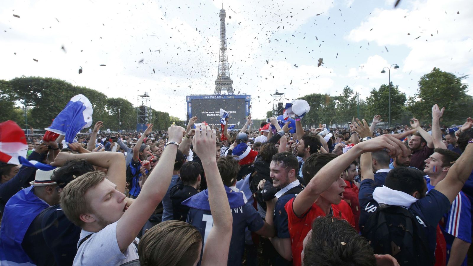Foto: Los franceses celebran el pase a cuartos de su equipo ante la Torre Eiffel (Jacky Naegelen/Reuters).