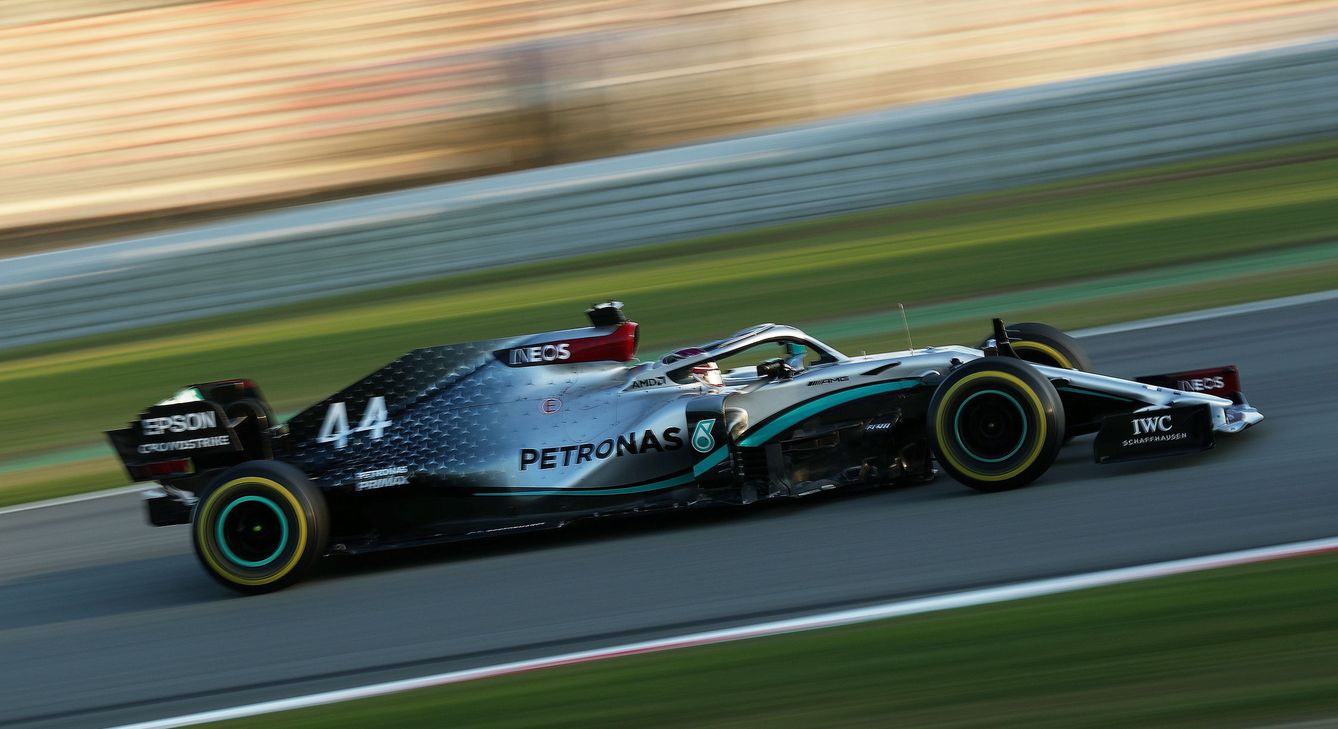 Lewis Hamilton en acción durante los test de Barcelona. (Reuters)