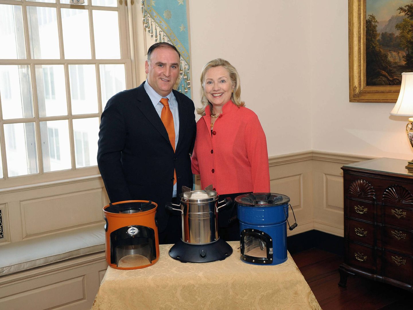 El cocinero español José Andrés junto a Hillary Clinton. (EFE)