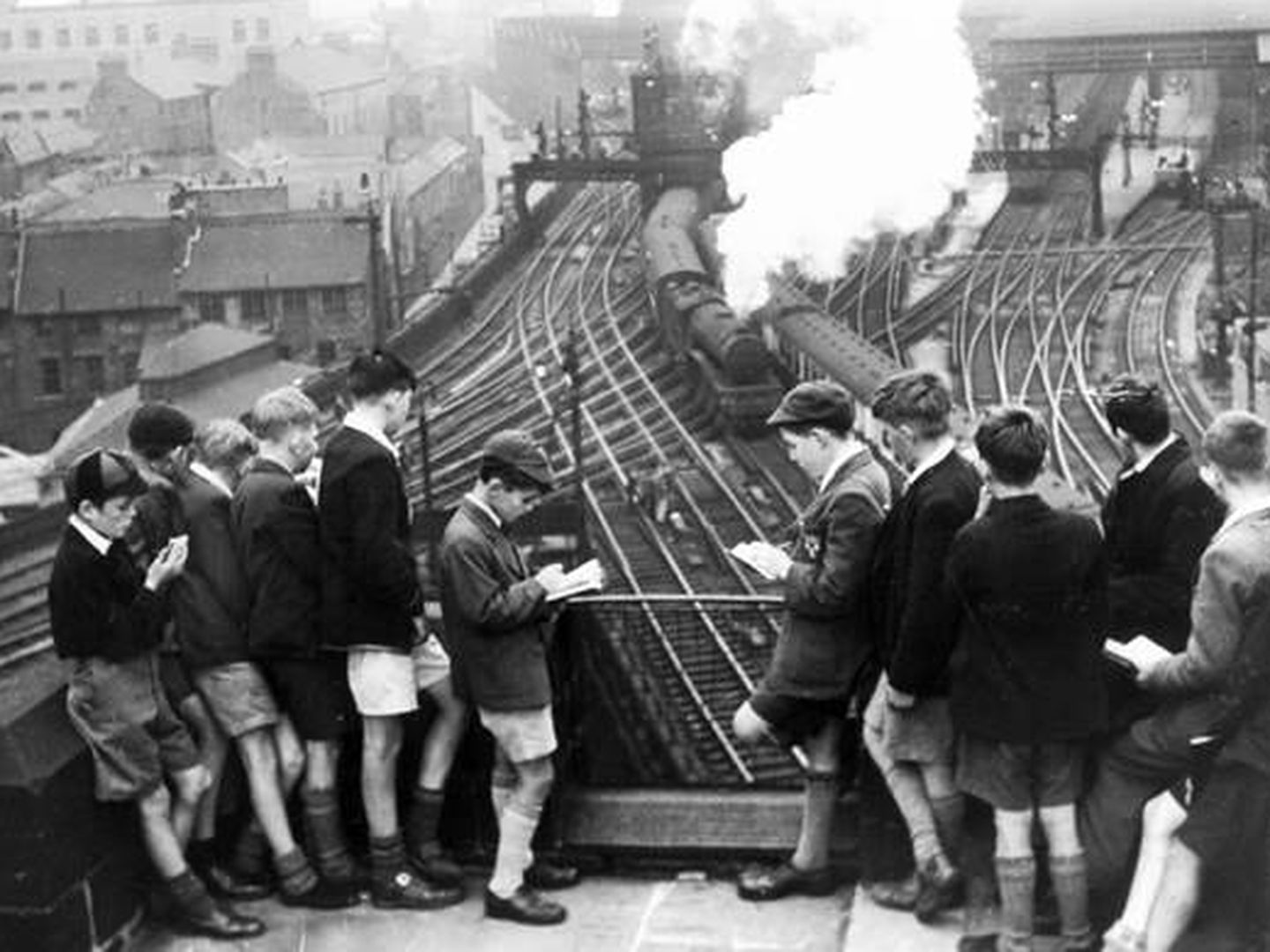 Niños londinenses apuntan los trenes en la estación de Newscatle en 1950. ( N.R.M)