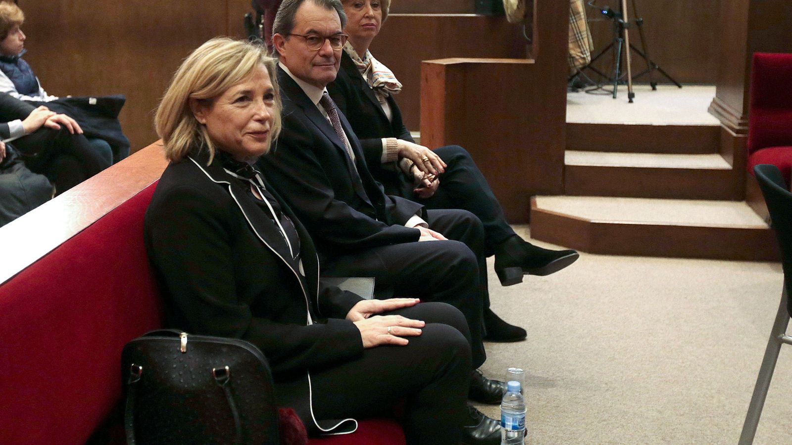 Foto: El expresidente catalán Artur Mas, junto a las 'exconselleras' Joana Ortega (i) e Irene Rigau (d), en la sala del Tribunal Superior de Justicia de Cataluña. (Reuters)