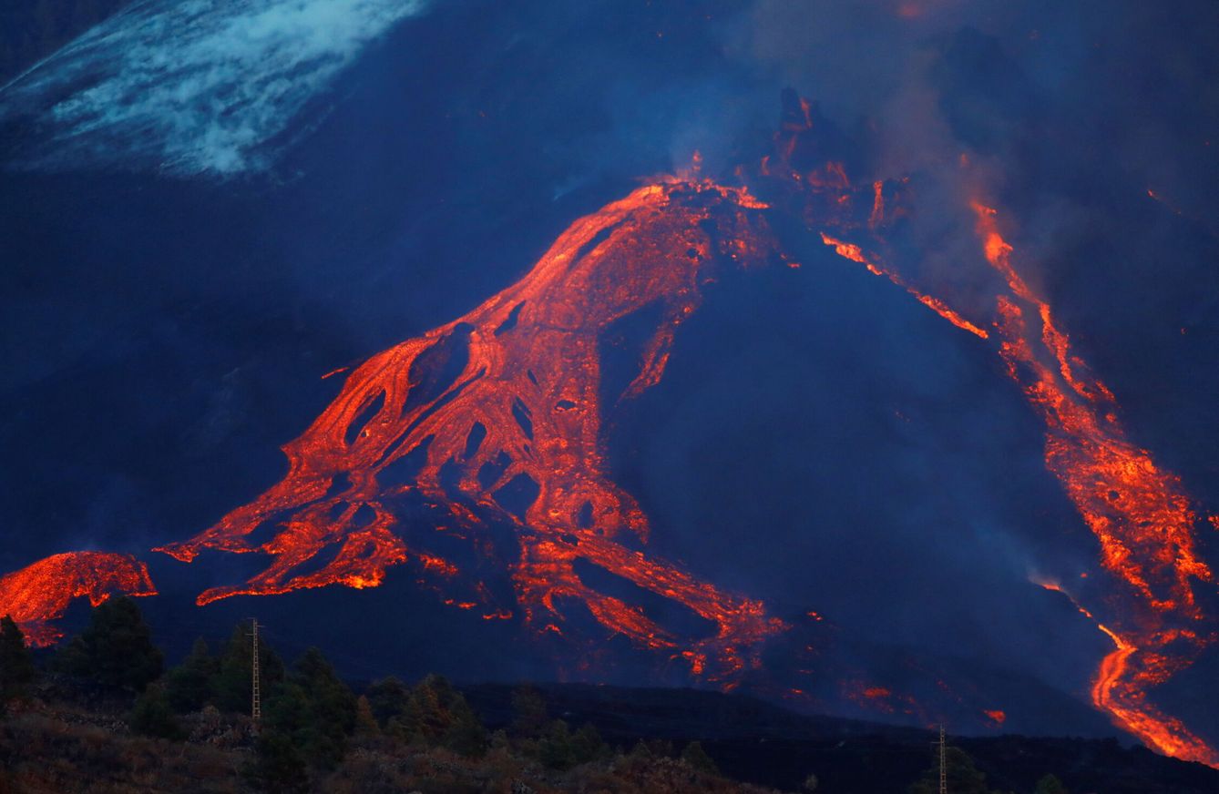 El volcán de Cumbre Vieja sigue expulsando lava. (Reuters)