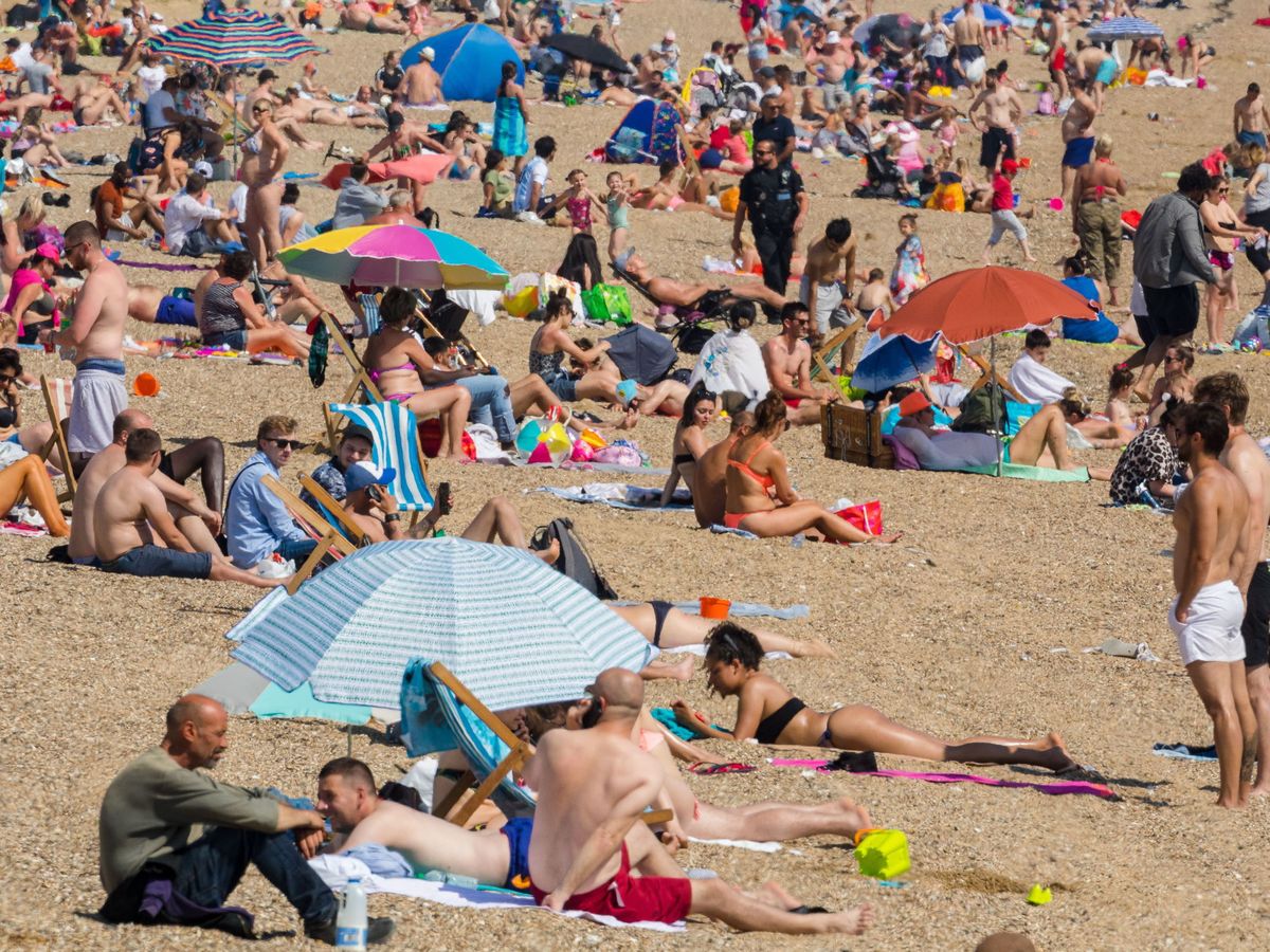Foto: Miles de personas llenaron las playas británicas en los últimos días (EFE EPA/Vickie Flores)