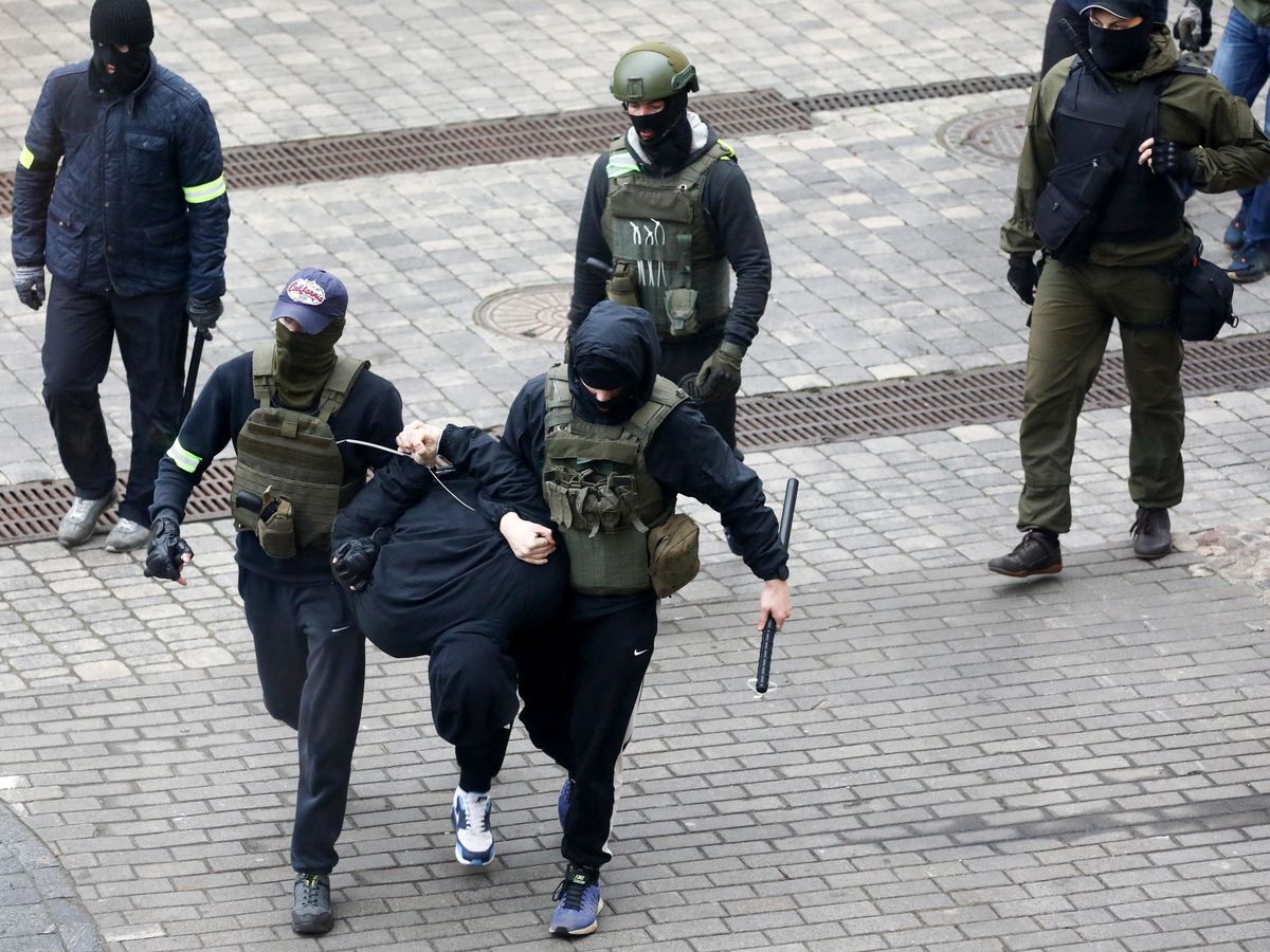 Foto: Policías bielorrusos detienen a un manifestante durante la manifestación. (EFE) 