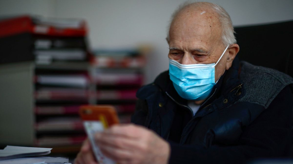 El 'doctor pandemia': el médico que lucha contra el coronavirus... a sus 98 años