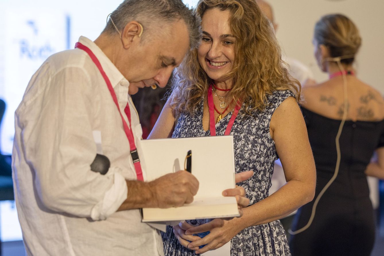 El escritor Manuel Vilas le dedica un libro a Marta Buadas, una de las mecenas del Premio Formentor. (EFE)