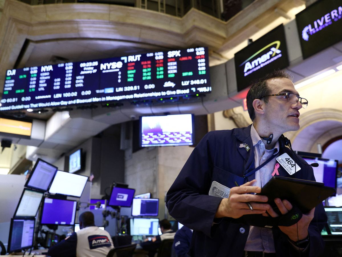 Foto: Un trader en la Bolsa de Nueva York. (Reuters/Andrew Kelly)