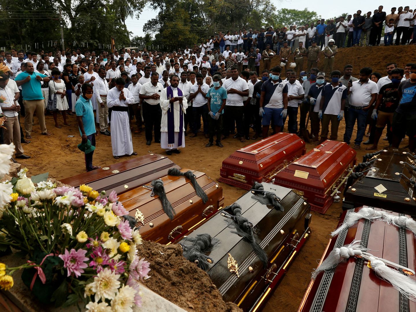 Imagen del funeral multitudinario de los fallecidos en los atentados. (Reuters)