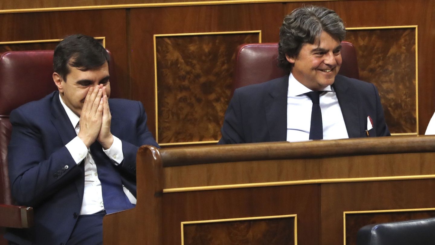 El exjefe de gabinete del presidente del Gobierno Jorge Moragas, junto a José Luis Ayllón. (EFE)