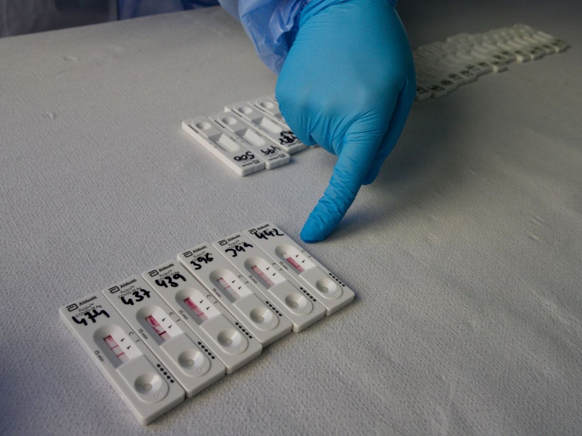 Foto: Detalle de varios test de antígenos positivos en el centro de salud de San Andrés de Murcia. (EFE/ Juan Carlos Caval)