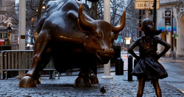Foto: 'El toro de Wall Street' contra 'La niña sin miedo'. (Reuters)