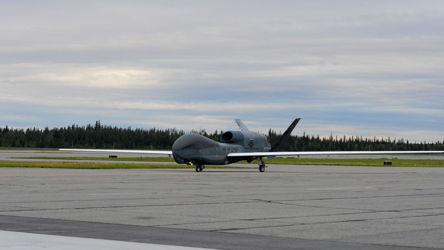 Ejemplar RQ-4 Global Hawk que es remolcado en la Base Aérea Eielson en Alaska. (EFE)
