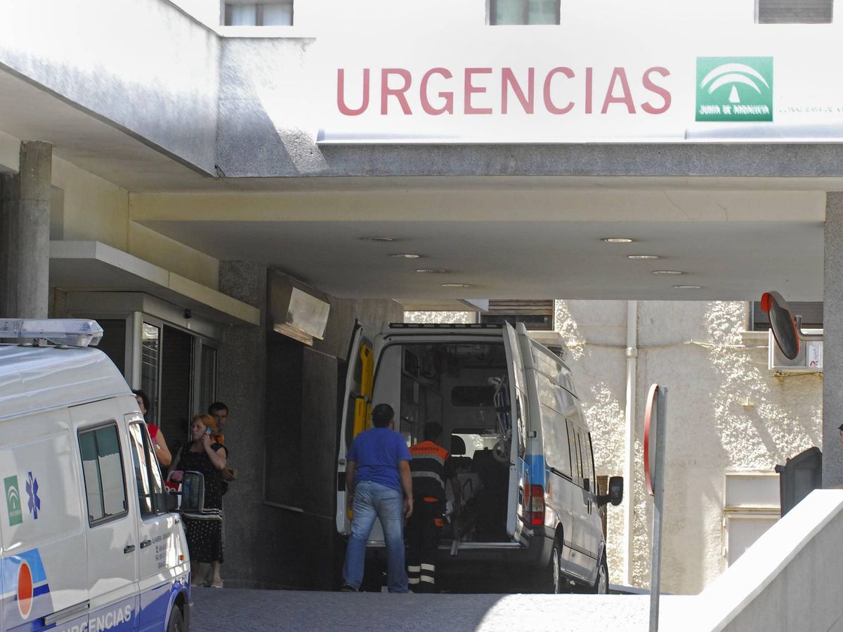 Foto: Foto de archvo del Entrada de Urgencias del hospital San Cecilio de Granada. (EFE)