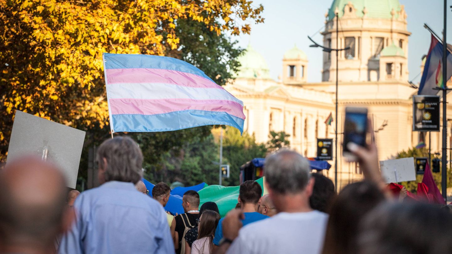Bandera de orgullo transgénero durante una manifestación en Belgrado (iStock)