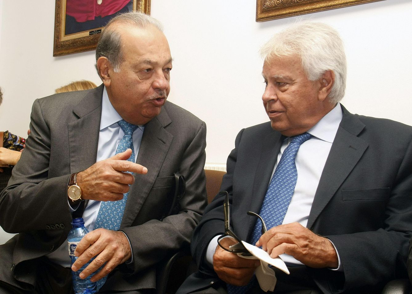 El expresidente del Gobierno español Felipe González conversa con Carlos Slim. (EFE)