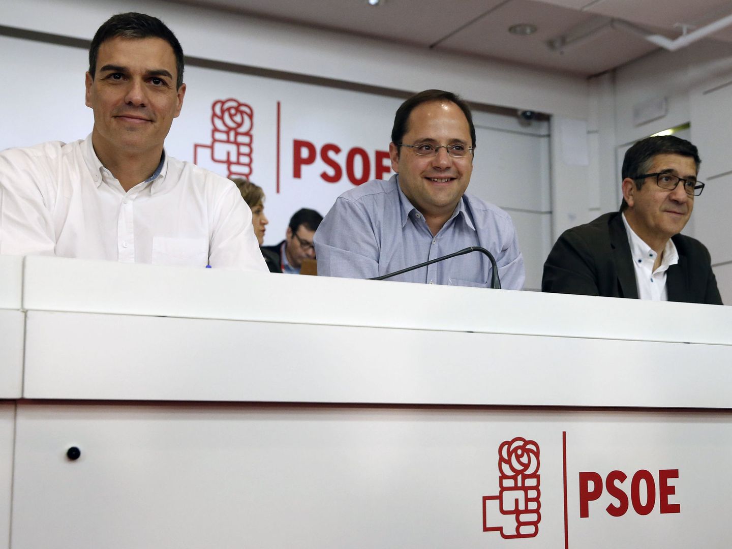 Sánchez (i), Luena (c) y López (d) durante el Comité Federal del PSOE. (EFE)