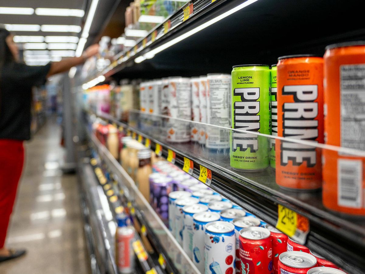 Foto: Lineal de bebidas energéticas en un supermercado. (Getty Images/Brandon Bell)