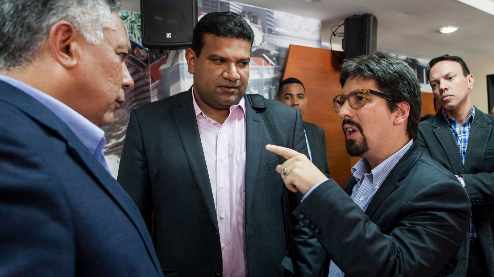 Foto: El diputado opositor Freddy Guevara, autor del informe, a la derecha (EFE)