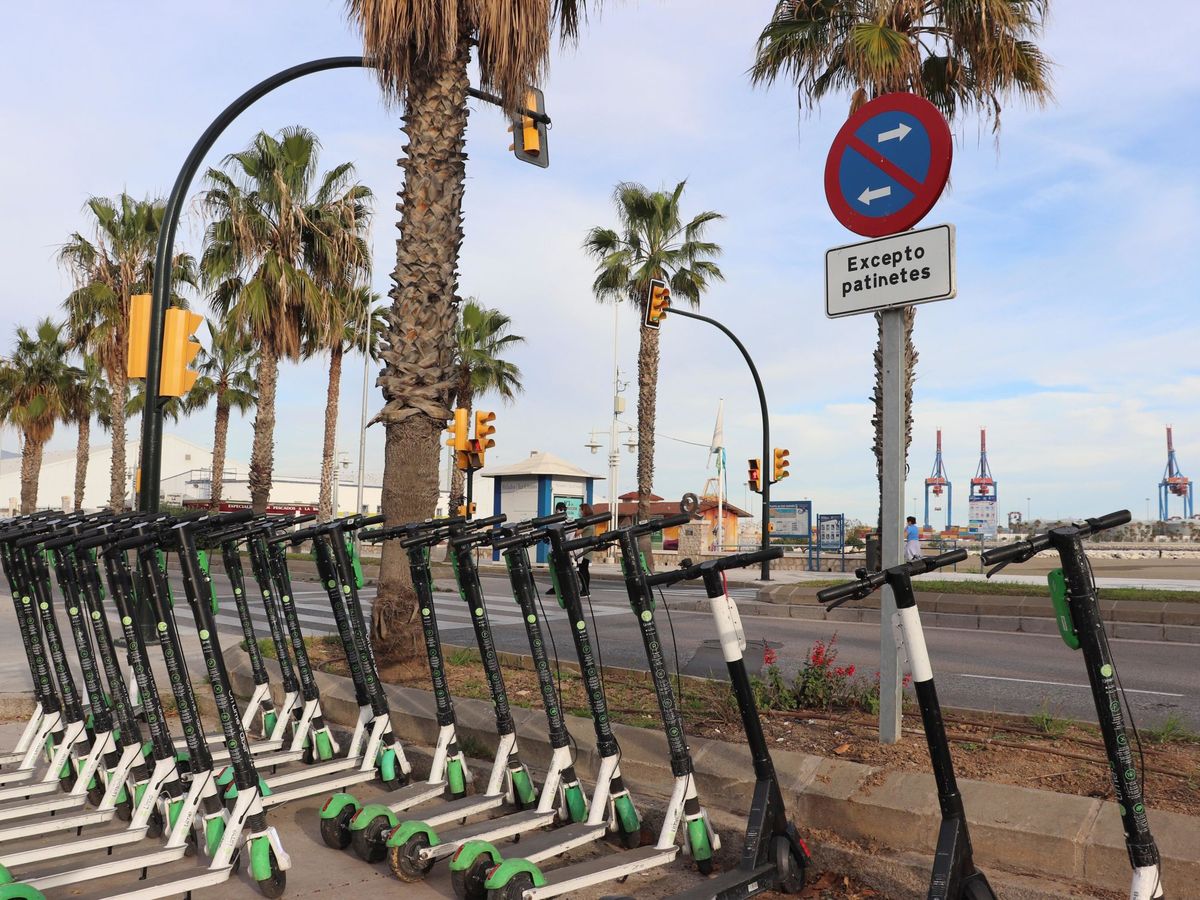 Foto: Patinetes eléctricos en el paseo marítimo de Málaga. (EFE/Daniel Luque)