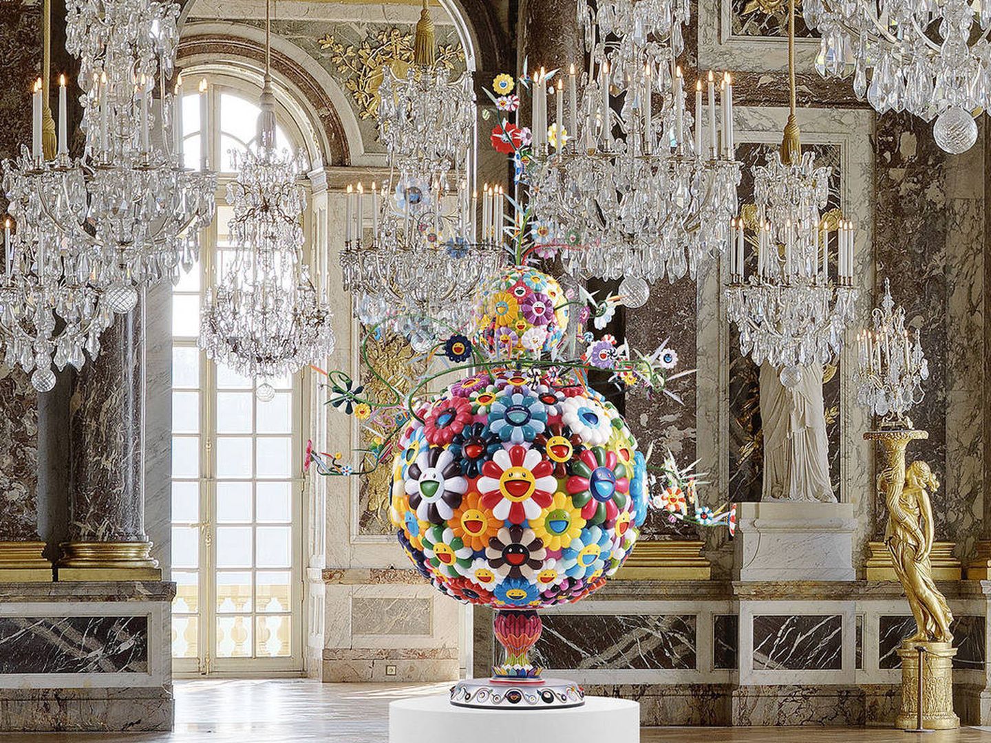 La Galería de los Espejos del Palacio de Versalles (1684) con una de las esculturas de Takashi Murakami que se instalaron en 2010.