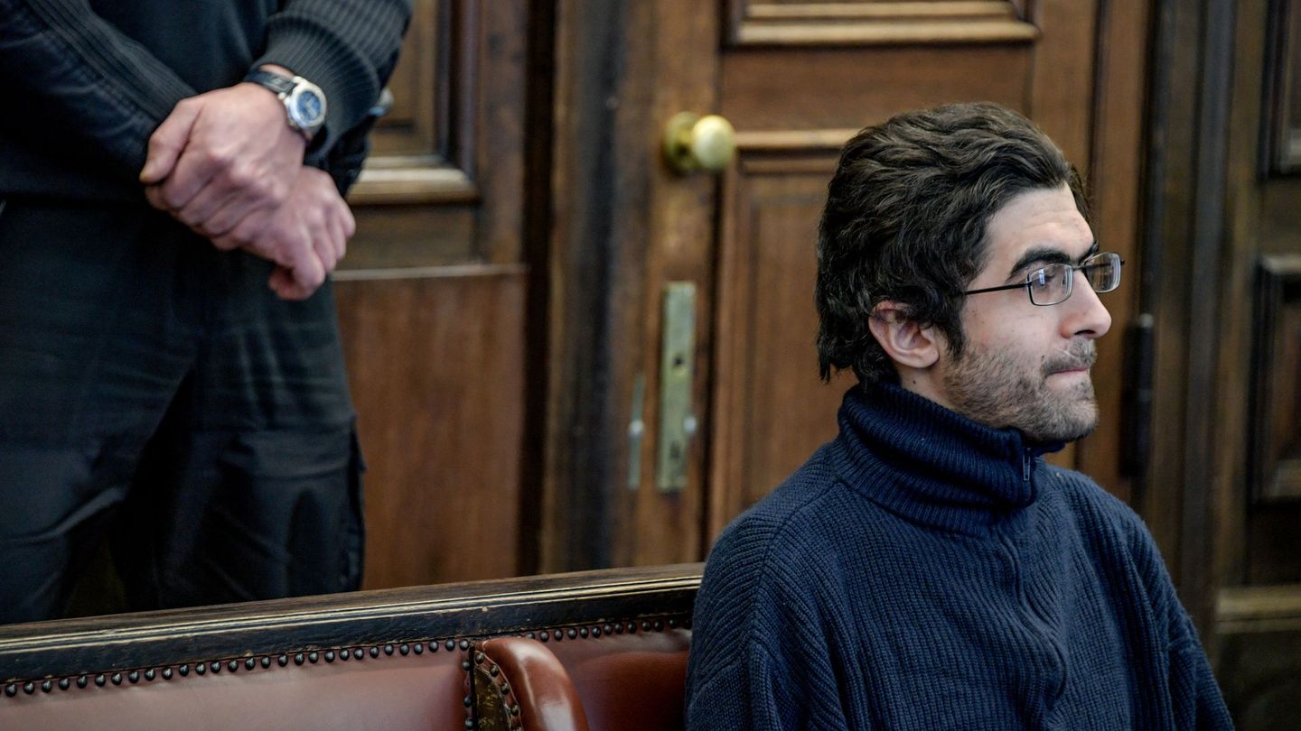 Ahmad A., un solicitante de asilo palestino e islamista radical que mató a una persona e hirió a seis en un ataque con cuchillos en Hamburgo el pasado julio, durante su juicio, el 1 de marzo de 2018. (Reuters)