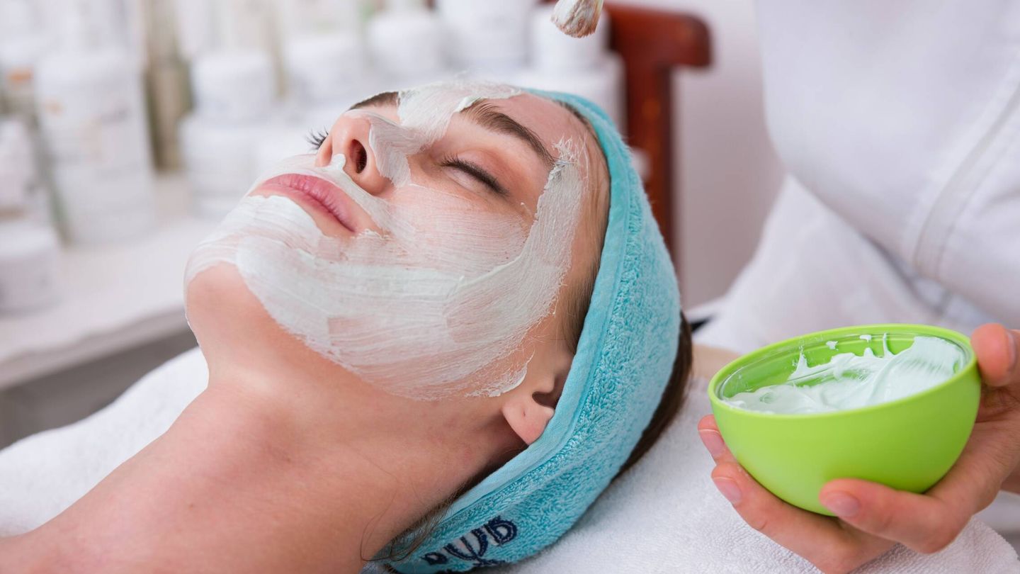 Las mascarillas faciales de barro permiten limpiar la piel en profundidad gracias a su poder para absorber las grasa. (Unsplash)