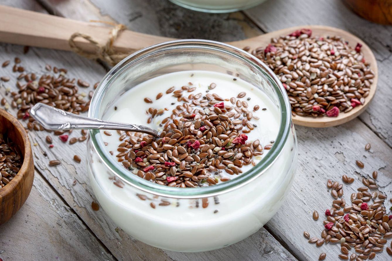 Espolvorear unas semillas de lino sobre el yogur es una buena manera de introducir este alimento en la dieta. (iStock)