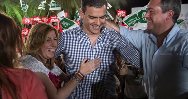 Foto: Sánchez, con Díaz y el alcalde de Sevilla, Juan Espadas, el 24 de junio de 2016, en el cierre de campaña de las últimas generales, en la capital andaluza. (EFE)