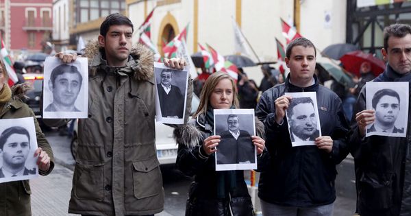 Foto: El PP protesta con fotos de vÍctimas frente al homenaje dispensado en Durango a Zunbeltz Larrea. (EFE)