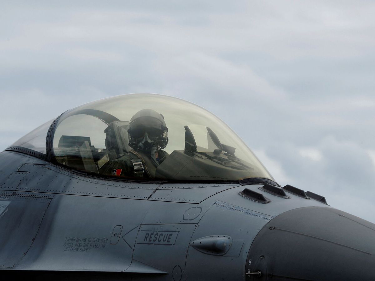 Foto: Un piloto de un F-16. (Reuters/Tyrone Siu)