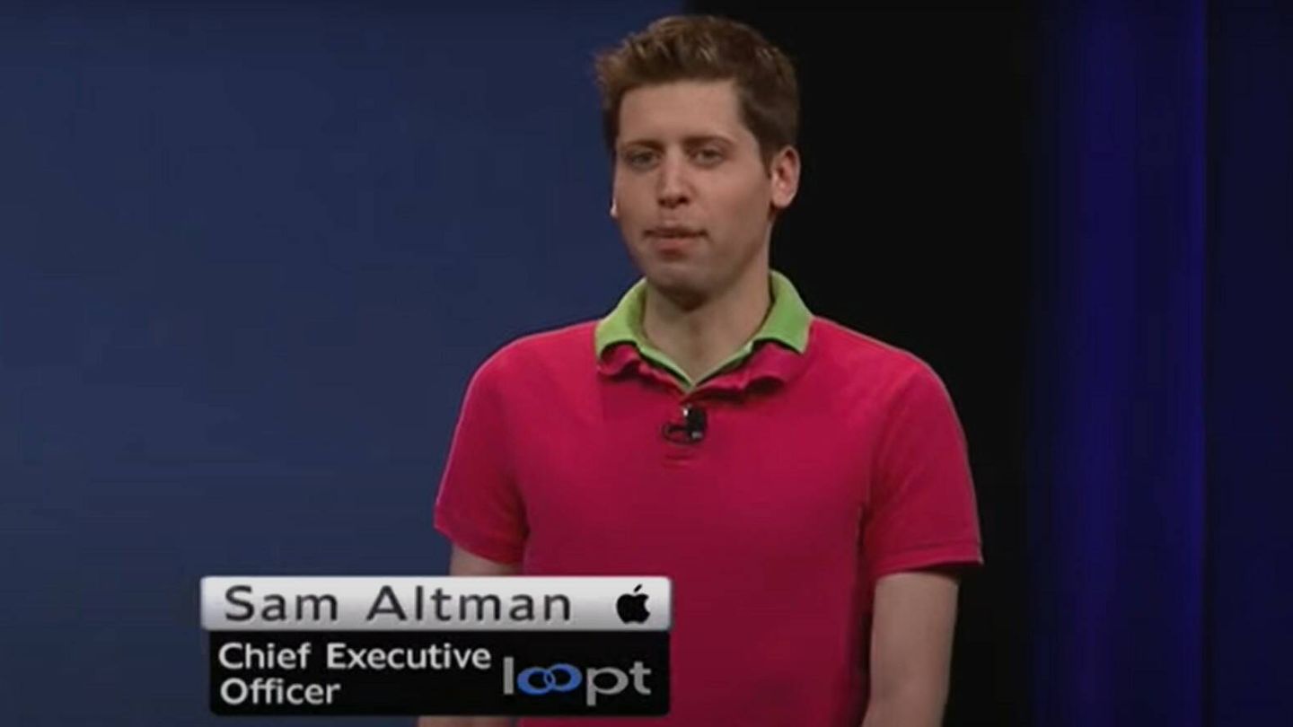 Sam Altman y su polo de doble cuello durante la presentación con Steve Jobs en la WWDC de Apple de 2008. (Apple)