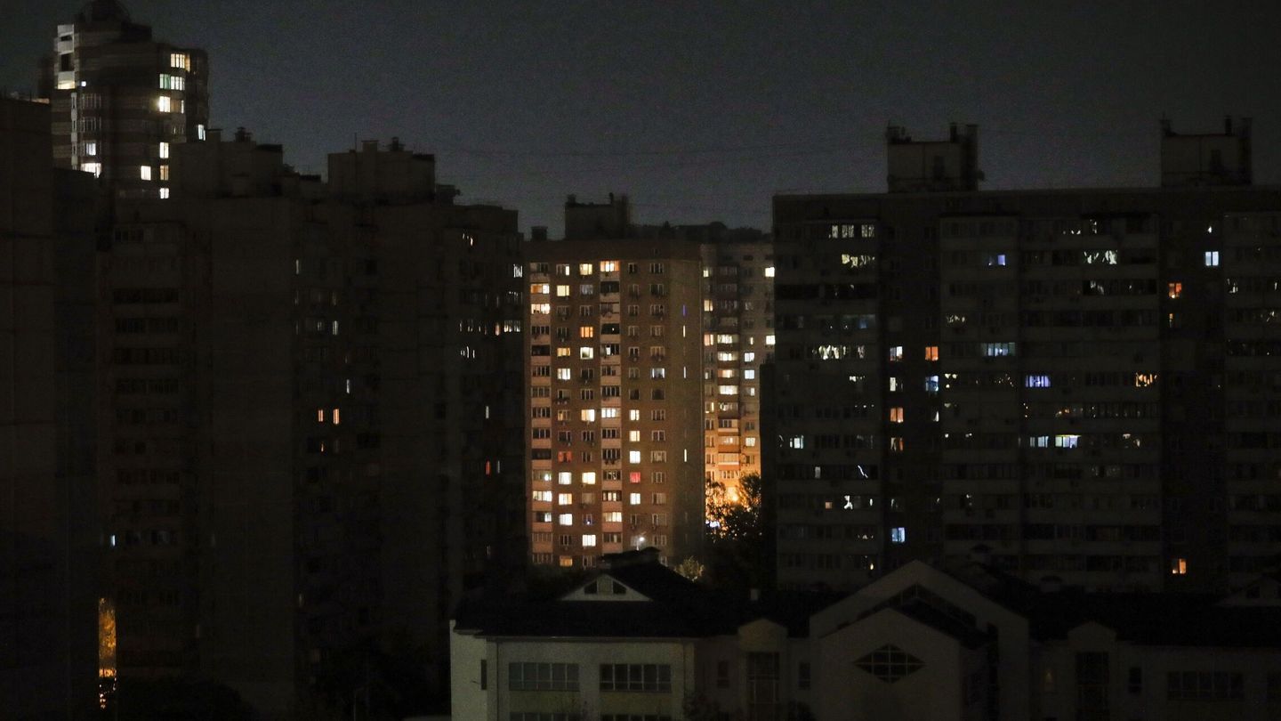 Oscuridad en Kiev. (EFE/SERGEY DOLZHENKO)